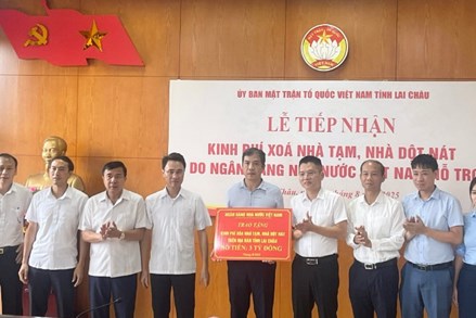 Ủy ban MTTQ tỉnh Lai Châu tiếp nhận kinh phí hỗ trợ xóa nhà tạm, nhà dột nát