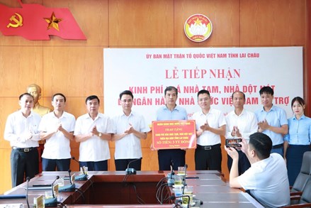 Ủy ban MTTQ tỉnh Lai Châu tiếp nhận kinh phí hỗ trợ xóa nhà tạm, nhà dột nát
