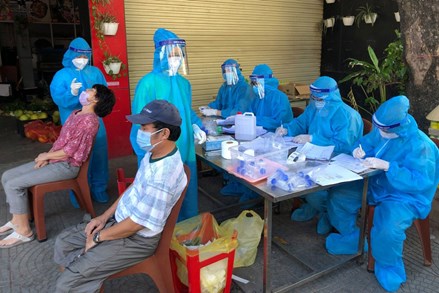 COVID-19 ngày 25/12: Việt Nam ghi nhận 15.586 ca nhiễm mới; cả nước có 7.762 ca nặng đang điều trị