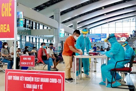 Một số tỉnh, thành yêu cầu test Covid-19 khi về quê ăn Tết; Hà Nội sẽ cho học sinh trở lại trường?