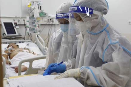 Số ca COVID-19 nặng tăng lên, các địa phương quyết liệt chống dịch