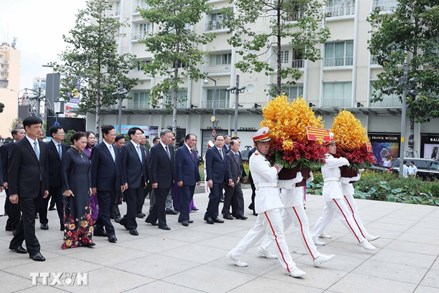 Lãnh đạo Đảng, Nhà nước dâng hương tưởng nhớ Chủ tịch Hồ Chí Minh và Chủ tịch Tôn Đức Thắng 