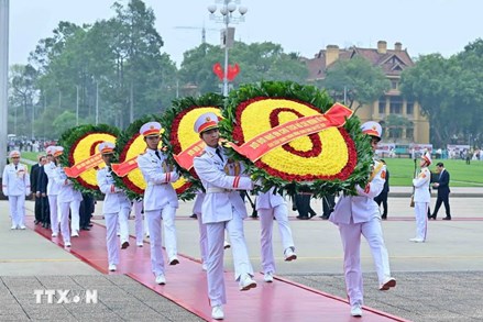 Kỷ niệm 50 năm Ngày Giải phóng miền Nam, thống nhất đất nước: Lãnh đạo Đảng, Nhà nước vào Lăng viếng Chủ tịch Hồ Chí Minh 