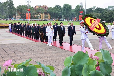 Kỷ niệm 135 năm Ngày sinh Chủ tịch Hồ Chí Minh: Lãnh đạo Đảng, Nhà nước vào Lăng viếng Bác