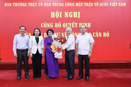 Ban Thường trực Ủy ban Trung ương MTTQ Việt Nam trao quyết định nghỉ hưu trước tuổi đối với bà Tô Thị Bích Châu