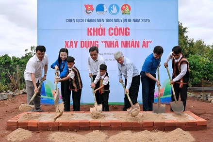 Chủ tịch Đỗ Văn Chiến dự lễ khởi công nhà nhân ái cho thiếu nhi ở làng Mun, tỉnh Gia Lai