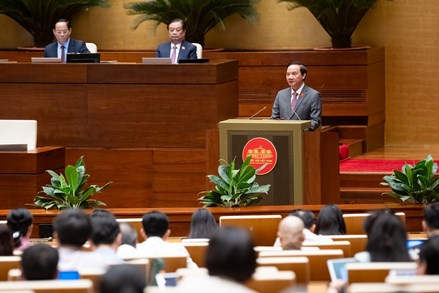 100% đại biểu có mặt tán thành thông qua Luật Tổ chức chính quyền địa phương (sửa đổi)