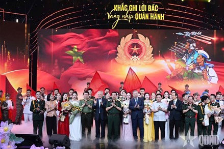 Tổng Bí thư Tô Lâm dự giao lưu nghệ thuật 'Khắc ghi lời Bác - vang nhịp quân hành'