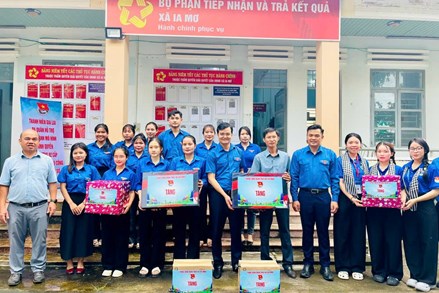 Phó Chủ tịch UBTƯ MTTQ Việt Nam, Bí thư thứ nhất Trung ương Đoàn Bùi Quang Huy thăm đội hình thanh niên tình nguyện tại các xã biên giới