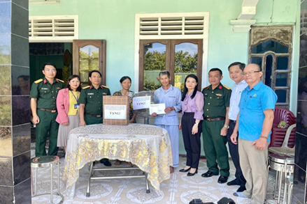 Ủy ban MTTQ Việt Nam thành phố Huế thăm các gia đình chính sách, khó khăn ở xã A Lưới 3 nhân dịp kỷ niệm 78 năm Ngày Thương binh - Liệt sĩ 