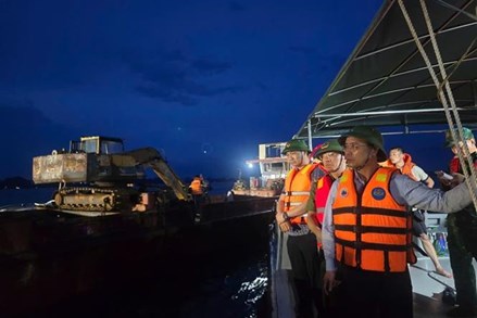 Vụ lật tàu tại Quảng Ninh: Thủ tướng yêu cầu khẩn trương tìm kiếm cứu nạn, khắc phục hậu quả