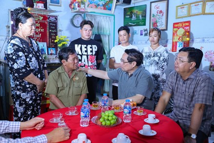 Thủ tướng tưởng niệm, tri ân các anh hùng liệt sĩ, người có công tại tỉnh An Giang