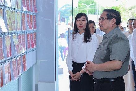 Thủ tướng: Chuyển từ hành chính quản lý sang phục vụ nhân dân và kiến tạo phát triển