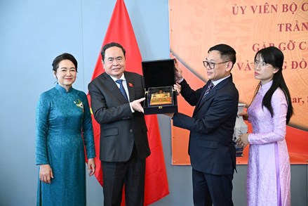 Chủ tịch Quốc hội Trần Thanh Mẫn gặp gỡ cộng đồng người Việt Nam tại Senegal