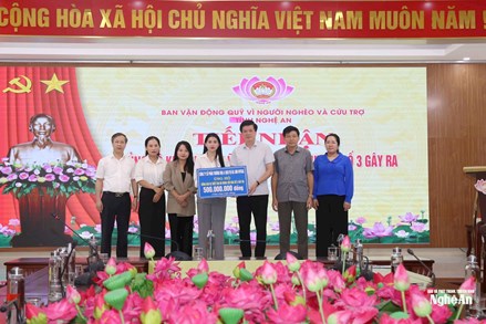 Ủy ban MTTQ Việt Nam tỉnh Nghệ An tiếp nhận 500 triệu đồng ủng hộ người dân khắc phục hậu quả sau bão số 3