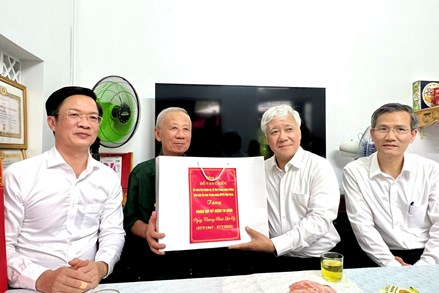 Chủ tịch Ủy ban Trung ương MTTQ Việt Nam Đỗ Văn Chiến thăm, tặng quà người có công với cách mạng tại Hải Phòng