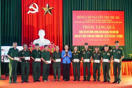 Phó Chủ tịch - Tổng Thư ký Nguyễn Thị Thu Hà thăm, tặng quà người có công tại Ninh Bình