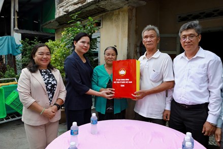Phó Chủ tịch Hà Thị Nga thăm, tặng quà Mẹ Việt Nam Anh hùng và người có công tại Lâm Đồng