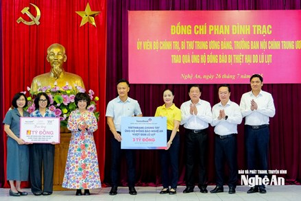 Trưởng ban Nội chính Trung ương Phan Đình Trạc trao quà ủng hộ đồng bào Nghệ An thiệt hại do lũ lụt