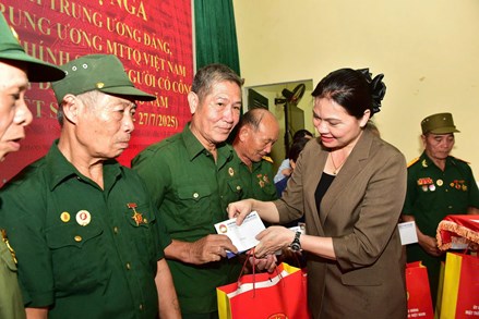 Phó Chủ tịch Hà Thị Nga tri ân người có công và trao tặng phòng học tại Tuyên Quang