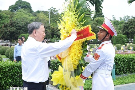 Tổng Bí thư Tô Lâm dâng hương tưởng niệm các anh hùng, liệt sỹ tại Điện Biên
