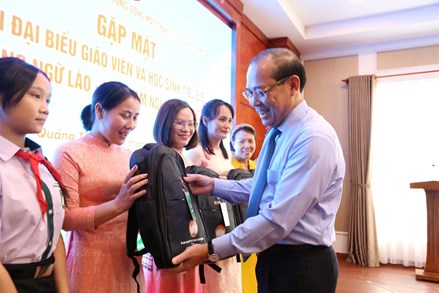 Phó Chủ tịch Hoàng Công Thủy gặp mặt Đoàn đại biểu giáo viên và học sinh tiêu biểu Trường song ngữ Lào - Việt Nam Nguyễn Du