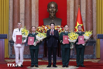 Chủ tịch nước trao quyết định thăng quân hàm cho sỹ quan Quân đội và Công an