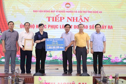 Đoàn công tác tỉnh Bắc Ninh trao hỗ trợ tỉnh Nghệ An 3 tỷ đồng khắc phục hậu quả mưa lũ