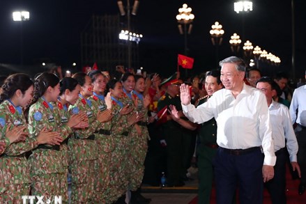 Lãnh đạo Đảng, Nhà nước dự Chương trình chính luận nghệ thuật 'Dưới cờ vinh quang'