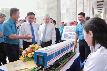 Khích lệ, khen thưởng xứng đáng cho người lao động có nhiều sáng tạo, cống hiến, đóng góp cho doanh nghiệp, xã hội và đất nước