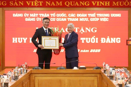 Đồng chí Đỗ Văn Chiến trao Huy hiệu 30 năm tuổi Đảng cho Phó Bí thư Đảng ủy MTTQ, các đoàn thể Trung ương Trần Thắng