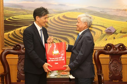 Chủ tịch Đỗ Văn Chiến tiếp Chủ tịch Hiệp hội Kinh tế và Văn hóa Hàn Quốc - Việt Nam