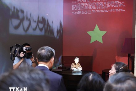 Tổng Bí thư Tô Lâm dâng hương tưởng niệm Chủ tịch Hồ Chí Minh tại Di tích nhà số 48 Hàng Ngang