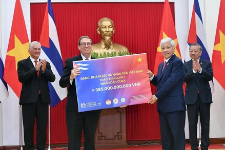 Việt Nam trao tặng đợt 1 gần 385 tỷ đồng tới nhân dân Cuba