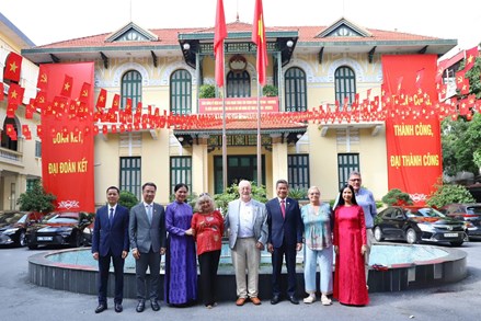 Phó Chủ tịch Hà Thị Nga tiếp Bí thư Đảng Cộng sản Anh Robert Griffiths