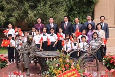 Chủ tịch nước Lương Cường gặp gỡ cộng đồng người Việt Nam tại Trung Quốc