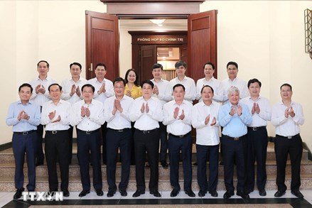 Bộ Chính trị cho ý kiến về công tác chuẩn bị Đại hội Đảng bộ Cà Mau và Hưng Yên