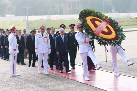 Đoàn đại biểu tham dự Đại hội Đảng bộ MTTQ, các đoàn thể Trung ương vào Lăng viếng Chủ tịch Hồ Chí Minh