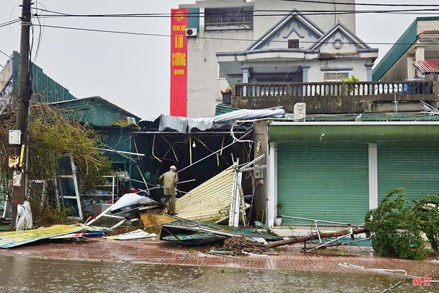 Thủ tướng chỉ đạo khẩn trương khắc phục hậu quả bão số 10 và mưa lũ