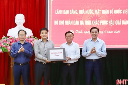 Trao hỗ trợ của Đảng, Nhà nước, MTTQ Việt Nam giúp Nhân dân Hà Tĩnh khắc phục hậu quả bão số 10