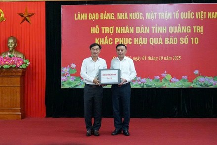 Thường trực Ban Bí thư Trần Cẩm Tú thăm, động viên nhân dân Quảng Trị khắc phục hậu quả bão số 10