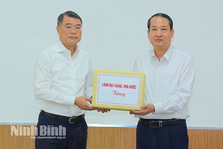 Trao hỗ trợ của Lãnh đạo Đảng, Nhà nước, MTTQ Việt Nam cho nhân dân tỉnh Ninh Bình khắc phục hậu quả bão số 10