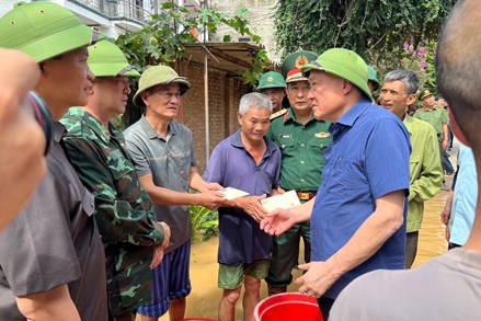 Phó Thủ tướng Thường trực Chính phủ Nguyễn Hoà Bình kiểm tra, chỉ đạo khắc phục hậu quả mưa lũ tại Bắc Ninh