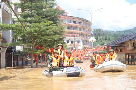 Phó Thủ tướng Trần Hồng Hà thăm hỏi người dân, chỉ đạo khắc phục hậu quả mưa lũ tại tỉnh Cao Bằng