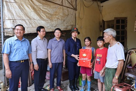 Phó Chủ tịch UBTƯ MTTQ Việt Nam Hà Thị Nga thăm hỏi và trao hỗ trợ nhân dân tỉnh Thái Nguyên