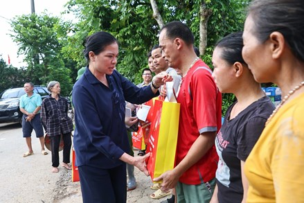 Phó Chủ tịch Hà Thị Nga thăm hỏi, tặng quà người dân xã Kép, tỉnh Bắc Ninh