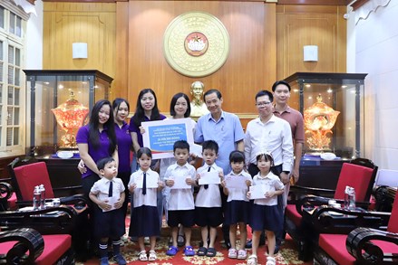 Mỗi người một tấm lòng gửi đến đồng bào vùng lũ