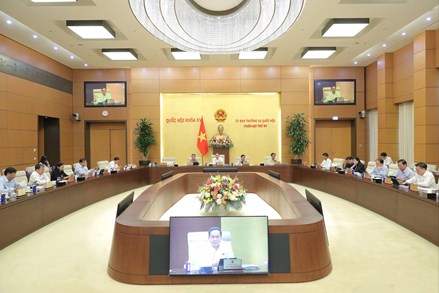 Thông qua hai Nghị quyết hướng dẫn phân bổ số lượng người giới thiệu ứng cử đại biểu HĐND và số lượng Phó Chủ tịch HĐND cấp tỉnh, cấp xã