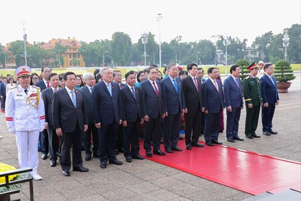 Lãnh đạo Đảng, Nhà nước vào lăng viếng Chủ tịch Hồ Chí Minh nhân dịp Kỳ họp thứ Mười, Quốc hội Khóa XV