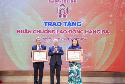 Thi đua để đóng góp công sức vào các cuộc vận động lớn, các phong trào thi đua yêu nước do Đảng, Nhà nước, Chính phủ phát động